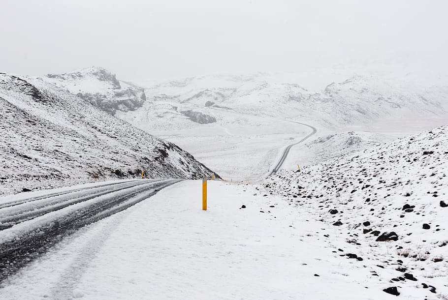 sne, vinter, vej, sti, bjerg, highland, landskab, kold, vejr, kold temperatur, skønhed i naturen, scenics - natur, vejen frem, transportmidler, retning, dag, hvid farve, rolig scene, ikke-urbane scene, natur, bjergkæde, ingen mennesker, ro, dækker, snedækket bjerg, udendørs, 4K