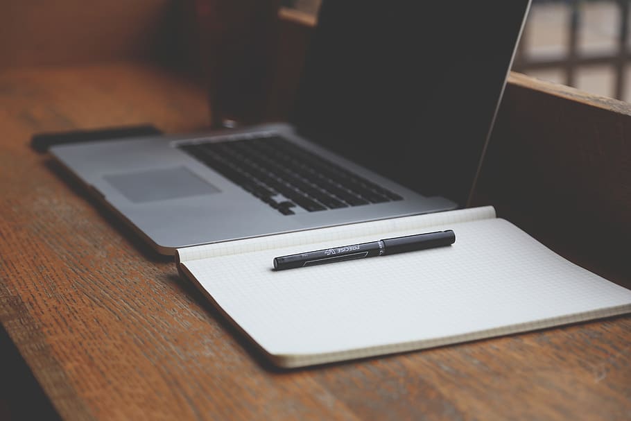 MacBook, pro, al costat, llibre, bolígraf, poma, escriptori, MacBook Pro, quadern, notes, tecnologia, espai de treball, tecnologia sense fils, portàtil, taula, comunicació, ordinador, connexió, a l'interior, natura morta, material de fusta, cap gent, dispositiu d’informació portàtil, enfocament selectiu, mobles, primer pla, telèfon intel·ligent, vista d’angle alt, centrar-se en primer pla, teclat, 5K