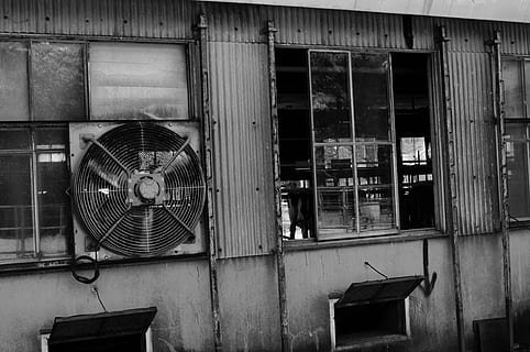 mucca, architettura, struttura costruita, fan, esterno dell'edificio, ventilatore elettrico, elettricità, finestra, costruzione, nessuno, Ventola di scarico, all'aperto, vecchio, condotto dell'aria, quartiere residenziale, tecnologia, giorno, calore - temperatura, Casa, città, Alimentazione elettrica, 4K, CC0, dominio pubblico, privo di copyright