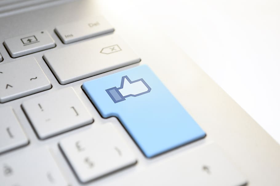 facebook like, teclat, entrar, botó, portàtil, ordinador, digital, Mitjà de comunicació social, entrada, màrqueting, negocis, polzes amunt, m'agrada tenir, blogger, comunicació, Internet, xarxa, seguidor, creació de xarxes, web, connexió, www, presentació, tecnologia, teclat d’ordinador, equips informàtics, clau d’ordinador, tecnologia sense fils, part de l’ordinador, primer pla, tir de l'estudi, cap gent, a l'interior, xarxa d’ordinadors, text, enfocament selectiu, guió occidental, comunicacions globals, polsador, icona d’ordinador, 5K