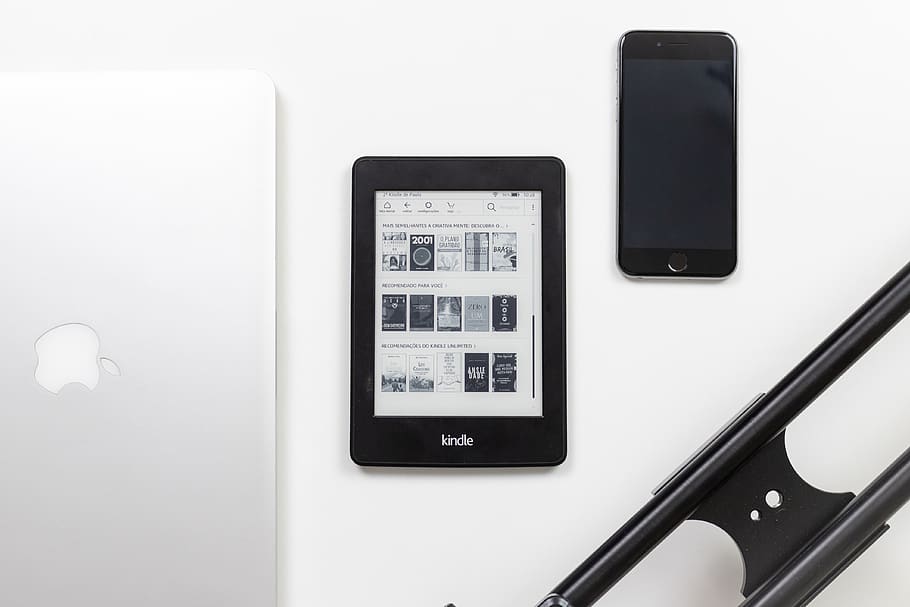sort, amazon, kindle, eBogs læser, hvid, overflade, teknologi, meddelelse, smart telefon, trådløs teknologi, bærbar informationsenhed, forbindelse, ingen mennesker, mobiltelefon, indendørs, tæt på, enhed skærmen, bord, skærm, stilleben, telefon, hvid farve, telekommunikationsudstyr, bærbarhed, moderne, direkte over, 4K