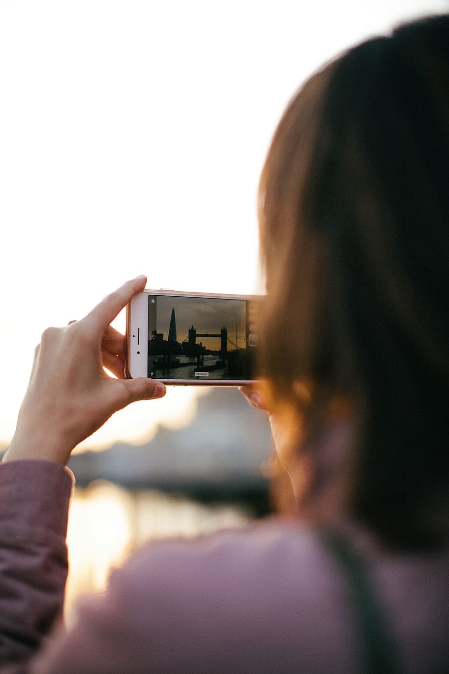 persona, celebració, blanc, smartphone, captura, Pont de la torre, daurat, hores, borrós, càmera, primer pla, dispositiu, famós punt de referència, mans, mòbil, telèfon, portàtil, pantalla, tecnologia, pantalla tàctil, atracció turística, sense fils, dona, temes de fotografia, fotografiar, telèfon intel·ligent, dispositiu d’informació portàtil, tecnologia sense fils, telèfon mòbil, activitat, comunicació, mà humana, una persona, activitat d'oci, vista del darrere, mà, connexió, cel, missatgeria fotogràfica, a l'aire lliure, dit, càmera digital, 4K