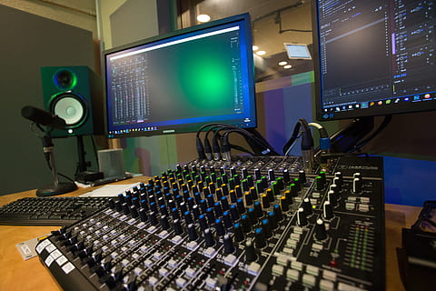 estudio, recodificación, grabar, audio, música, entretenimiento, micrófono, auriculares, grabación, equipo, radio, sonar, mezclador de audio, altavoces, tecnología, equipo de grabación de sonido, mezclador de sonido, controlar, equipo de sonido, estudio de grabación, cultura de las artes y entretenimiento, equipo de computadora, computadora, monitor de computadora, panel de control, nudo, adentro, mezclando, comunicación, teclado, ajustando, amplificador, complejidad, presionar el botón, estudio de television, equipo eléctrico, estación de radio, electrónica de audio, 5K, CC0, dominio público, libre de derechos