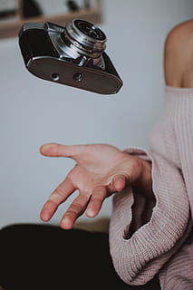 vrouw, vangen, camera, palm, vlotter, hand-, levitatie, persoon, retro, wijnoogst, menselijke hand, binnenshuis, menselijk lichaamsdeel, echte mensen, een persoon, menselijke vinger, spelen, vinger, bezit, muziek-, muziekinstrument, levensstijlen, volwassen, lichaamsdeel, vrijetijdsbesteding, detailopname, kunst cultuur en entertainment, zorg, 5K, CC0, publiek domein, royaltyvrij