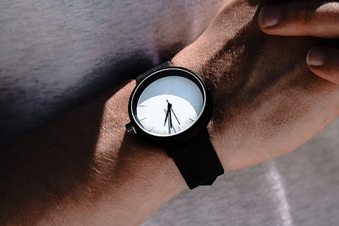 white, faced, photo, Hands, Jewelry, Watch, Models, Calendar, Clock, Time, human body part, men, one person, hand, close-up, adult, holding, human hand, males, lifestyles, body part, instrument of time, outdoors, direction, high angle view, day, checking the time, finger, 4K