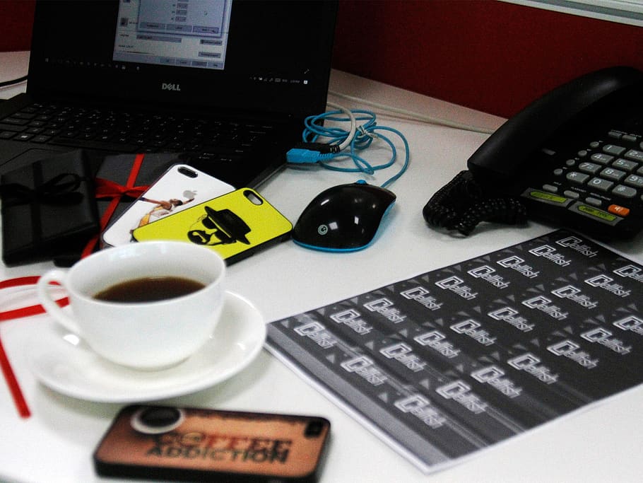 cas, cafè, ratolí, usb, regal, telèfon, iphone, tassa, celfish, blau, color, negre, línia, present, ordinador, portàtil, tecnologia, taula, tassa de cafè, comunicació, beure, tecnologia sense fils, connexió, cafè - beguda, teclat, equips informàtics, menjar i beguda, a l'interior, teclat d’ordinador, natura morta, refresc, calculadora, cap gent, vaixella, 1080P