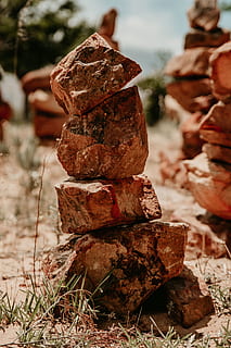mojón marrón, rock, escombros, ladrillo, suelo, moho, un pan, comida, pasarela, camino, persona, humano, arqueología, restos, naturaleza, la carretera, maceta, losa, al aire libre, pared, acera, apilar, centrarse en primer plano, de cerca, día, nadie, comida y bebida, sólido, equilibrar, tierra, roca - objeto, campo, piedra - objeto, naturaleza muerta, marrón, oxidado, planta, tentación, 5K, CC0, dominio público, libre de derechos