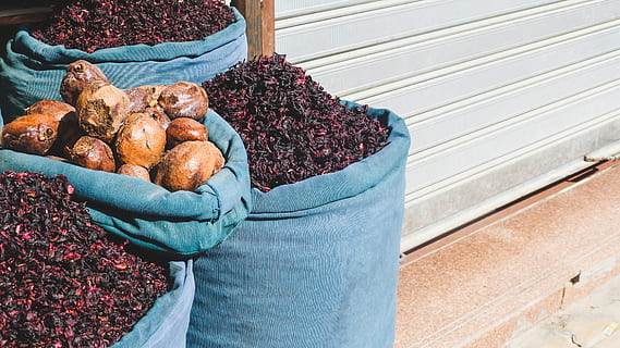 vier blaue Säcke, Brot, Lebensmittel, Ägypten, Hurghada, Brötchen, Gewürze, Markt, Tasche, Geschäft, Pflanze, Obst, Blau, Tee, würzen, Couch, Möbel, produzieren, französisches Brot, Brotlaib, Essen und Trinken, Frische, Wohlbefinden, gesundes Essen, große gruppe von gegenständen, keine Leute, zu verkaufen, Container, Tag, Stillleben, Sack, Fülle, Wahl, Verkauf, draußen, Gemüse, Variation, 4K, CC0, gemeinfrei, lizenzfrei