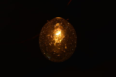 bombeta, fosc, llum, fons negre, cap gent, sol objecte, tir de l'estudi, a l'interior, nit, còpia espai, astronomia, primer pla, esfera, il·luminat, electricitat, espai, cel, naturalesa, equips d’il·luminació, brillant, lluminositat, 5K, CC0, domini públic, lliure de regalies