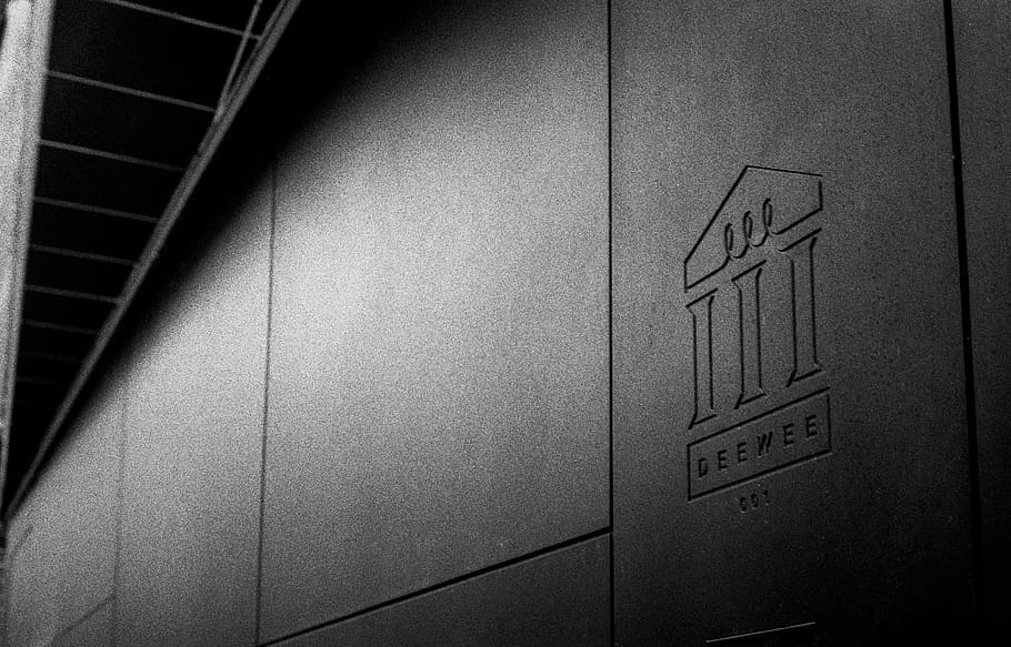 herr, Belgien, deewee, Studio, die Architektur, analog, Yashica, Ilford, einfarbig, Elektro, Text, Kommunikation, keine Leute, Wandbau - Funktion, westliche Schrift, drinnen, Nahansicht, Zeichen, gebaute Struktur, Tag, Wand, Muster, Sicherheit, Pfeilsymbol, Technologie, Symbol, Autopostproduktionsfilter, Geländer, Botschaft, 2K