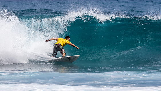 bilde, person surfing, dagtid, handling, Strand, moro, fyr, fritid, Mann, natur, hav, person, rekreasjon, sprut, sport, sommer, surf, surfebrett, surfboarding, surferen, surfing, Surfrider, vann, vannsport, bølger, bevegelse, bølge, én person, fritidsaktivitet, eventyr, ekstremsport, ekte folk, livsstil, menn, vannkanten, skjønnhet i naturen, ferdighet, kraft i naturen, utendørs, sprøyting, 5K, CC0, offentlig domene, opphavsrett gratis