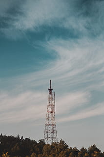 braun, Turm, hinter, Bäume, Stromleitungen, Kabel, Elektrischer Sendemast, draußen, Natur, elektrisches Gerät, Antenne, Vorgebirge, Himmel, Landschaft, Panorama-, Gebäude, Haus, Hütte, Gehäuse, azurblauer Himmel, Silhouette, die Architektur, Technologie, wolke - himmel, gebaute Struktur, Pflanze, Flachwinkelansicht, keine Leute, Baum, große Höhe, Verbindung, Metall, Kommunikation, Kraftstoff- und Stromerzeugung, Schönheit in der Natur, Wachstum, globale Kommunikation, Netzteil, 4K, CC0, gemeinfrei, lizenzfrei