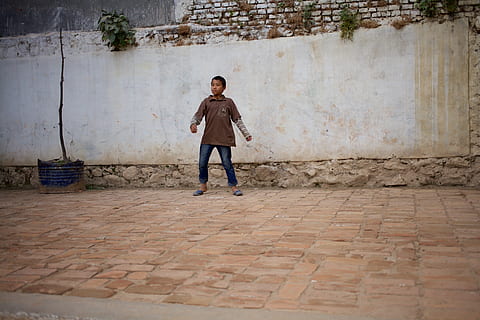 Nepal, lungime totală, o persoana, arhitectură, haine casual, stiluri de viață, oameni adevărați, vedere din față, Activitatea de agrement, montare pe perete, tânăr adult, bărbați, oraș, zi, în aer liber, permanent, perete, copil, copilărie, Modă, beton, 5K, CC0, domeniu public, fără drepturi de autor