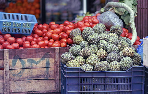 rote Tomaten, Essen und Trinken, Lebensmittel, gesundes Essen, Verkauf, Markt, Frische, Wohlbefinden, Marktstand, Fülle, große gruppe von gegenständen, Obst, Gemüse, zu verkaufen, Wahl, Container, Variation, Geschäft, Fokus auf den Vordergrund, Box, Tag, keine Leute, organisch, draußen, Verkaufsdisplay, Straßenmarkt, reif, Konsumismus, 4K, CC0, gemeinfrei, lizenzfrei