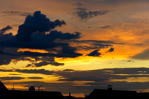 zonsondergang, wolken, horizon, daken, windräder, silhouet, hemel, landschap, avond, schemer, humeur, oranje, schemering, zon, rust uit, abendstimmung, zonlicht, wolk - lucht, Oranje kleur, architectuur, schoonheid in de natuur, ingebouwde structuur, buitenkant van het gebouw, scenics - natuur, natuur, geen mensen, gebouw, buitenshuis, dramatische hemel, idyllisch, lage hoekweergave, rustige scène, kalmte, romantische hemel, 5K, CC0, publiek domein, royaltyvrij