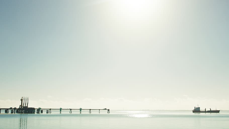 schwarz, Fischerboot, Ruhe, Karosserie, Wasser, Wolken, Tageslicht, Dock, Anlegesteg, Landschaft, Meer, seelandschaft, Schiff, Himmel, Transportsystem, Wasserfahrzeug, Wellen, Transport, Natur, die Architektur, Szenen - Natur, Ufergegend, kopieren sie platz, Schönheit in der Natur, keine Leute, gebaute Struktur, Tag, Seebrücke, ruhige Szene, draußen, Reflexion, Horizont über Wasser, hell, 4K