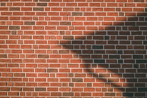 muro di mattoni marrone, ombra, acuto, pianura, semplice, symetric, sfondo, muro rosso, muro di pietra, pietra, rosso, parete, muro di mattoni, mattone, modello, architettura, fotogramma intero, struttura costruita, sfondi, caratteristica della parete, strutturato, nessuno, esterno dell'edificio, giorno, ripetizione, all'aperto, forma, design, forma geometrica, vecchio, Marrone, 5K, CC0, dominio pubblico, privo di copyright