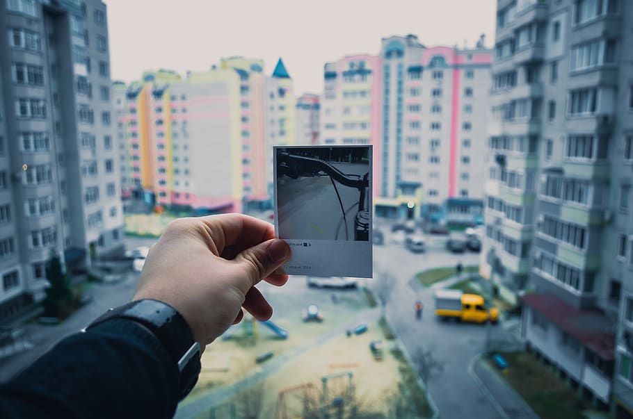 instagram, llum, cité, macro, mà, edifici, bicicleta, foto, mapa de fotos, mà humana, part del cos humà, celebració, una persona, exterior de l'edifici, ciutat, estructura construïda, arquitectura, persones reals, persona irreconeixible, perspectiva personal, part del cos, cel, activitat d'oci, naturalesa, dia, estils de vida, a l'aire lliure, dit, paisatge urbà, exterior d’edifici d’oficines, gratacels, 4K