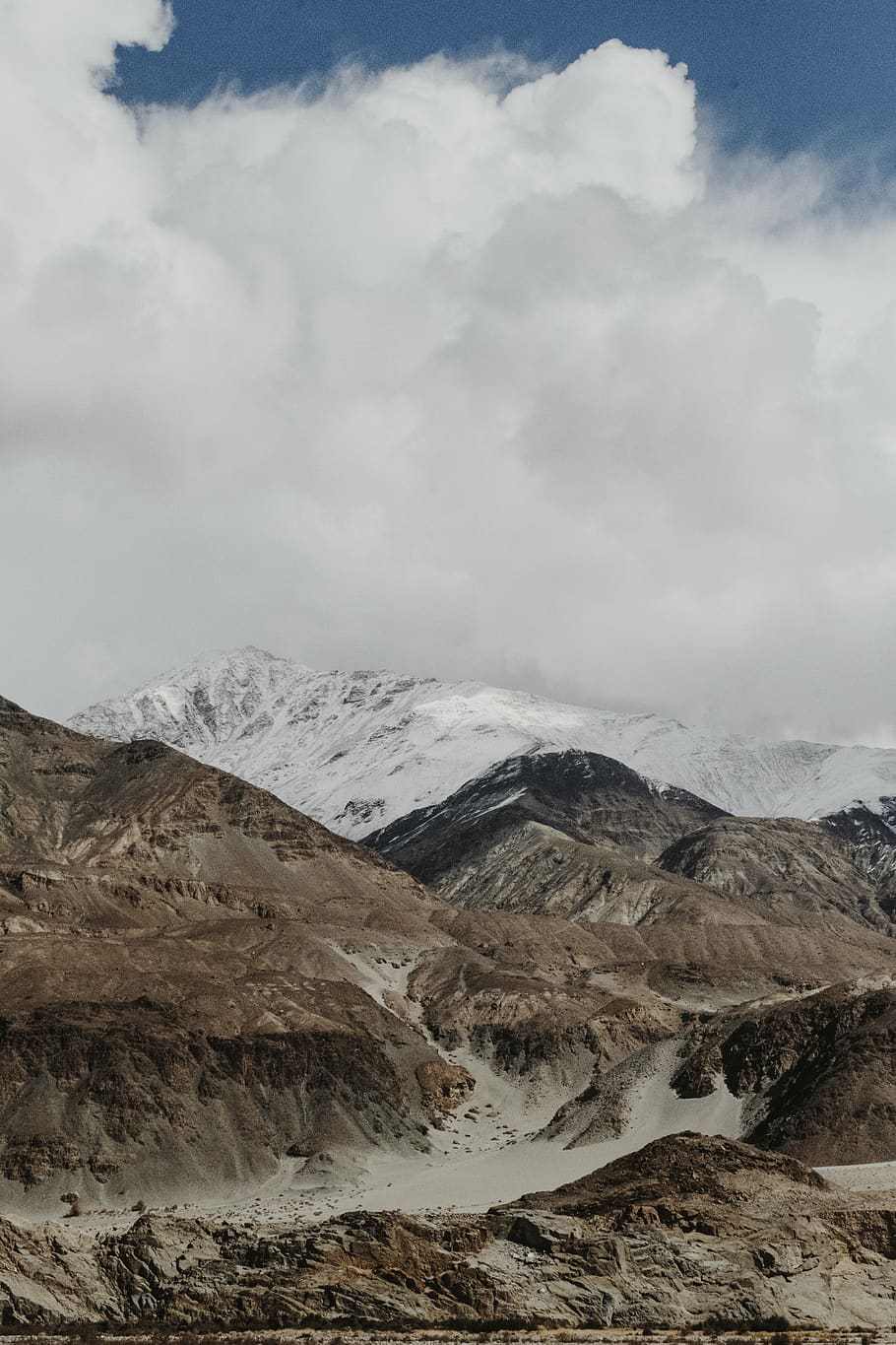 aèria, fotografia, marró, formació de roca, ennuvolat, cel, aventura, badlands, núvols, fred, la llum del dia, medi ambient, fons de pantalla hd, paisatge, muntanya, muntanyes, muntanya rocosa, escènic, neu, muntanya coberta de neu, turisme, vall, núvol - cel, bellesa a la natura, escenics - natura, escena tranquil·la, tranquil·litat, naturalesa, cap gent, Serra, dia, escena no urbana, temperatura de fred, geografia física, a l'aire lliure, remot, muntanya nevada, cim de muntanya, rang, formació, 5K