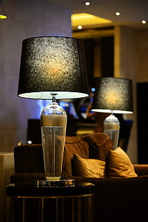 verlichting, atmosfeer, humeur, nacht, licht, donker, breken, ruimte, romantisch, zacht, emoties, ontwerp, liefde, ornament, interieur, staan, binnen-, hotel, lobby, geel, verlichtingsarmaturen, verlichtingsapparatuur, tafel, verlicht, binnenshuis, elektrische lamp, geen mensen, meubilair, focus op de voorgrond, technologie, bedrijf, glas, huiskamer, lamp schaduw, restaurant, stilleven, detailopname, drinken, stoel, elektriciteit, 4K, CC0, publiek domein, royaltyvrij