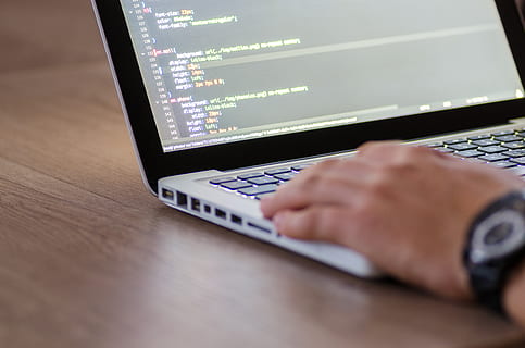 la personne, en utilisant, macbook, pro, code, codage, Les données, développement, dispositif, électronique, main, html, clavier, portable, programme, programmeur, la programmation, écran, scénario, Logiciel, La technologie, Technologie sans fil, partie du corps humain, main humaine, ordinateur, une personne, lien, la communication, adulte, table, équipement informatique, affaires, fermer, mise au point sélective, en utilisant l'ordinateur, l'Internet, réseau informatique, bureau, dactylographie, utilisant un ordinateur portable, 5K, CC0, domaine public, libre de droits