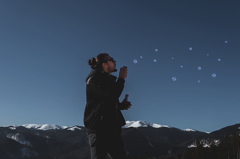mand, spille, bobler, udendørs, natur, human, person, bjerg, bjergkæde, Rumænien, Moroeni, lys, flare, nat, himmel, spids, sne, drømme, mennesker, dreng, bjergtoppe, fritidsaktivitet, rigtige mennesker, en person, vinter, stående, livsstil, ung voksen, unge mænd, skyfri himmel, scenics - natur, kold temperatur, skønhed i naturen, varme tøj, snedækket bjerg, 4K