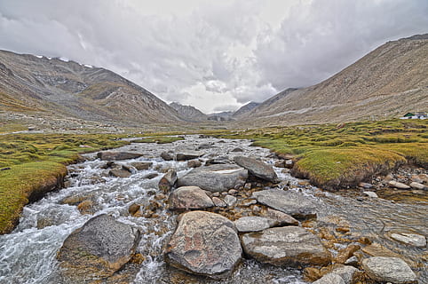 Foto, flod, fyldt op, dristigere, klipper, skyer, dagslys, miljø, flyde, landskab, bjerge, natur, stenet, naturskøn, strøm, vand, bjerg, sky - himmel, scenics - natur, skønhed i naturen, himmel, klippe, rolig scene, ro, ikke-urbane scene, solid, dag, rock-objekt, ingen mennesker, idyllisk, udendørs, strøm - rindende vand, flydende vand, 4K, CC0, offentligt domæne, royaltyfrie