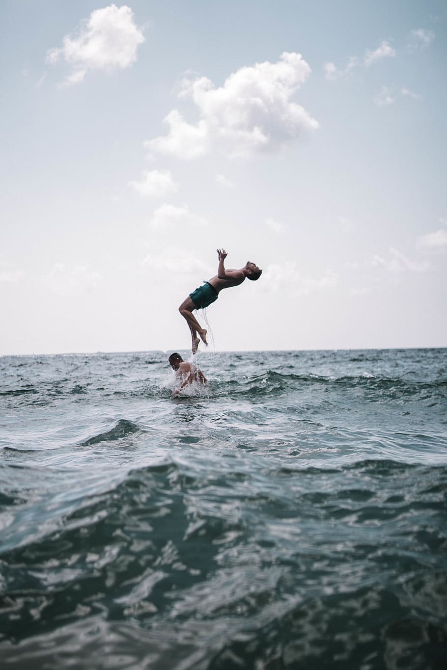 home, backflip, acció, núvols, diversió, paio, oceà, gent, mar, cel, aigua, horitzó, horitzó sobre l’aigua, davant del mar, persones reals, una persona, activitat d'oci, estils de vida, moviment, naturalesa, dia, escenics - natura, núvol - cel, bellesa a la natura, homes, longitud completa, a l'aire lliure, 5K