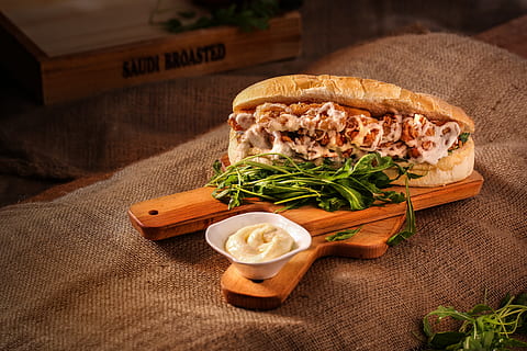 entrepà, fusta, tallar, pissarra, pa, torrat, deliciós, sopar, menjar, dinar, carn, saborós, menjar i beguda, frescor, alimentació saludable, taula, vegetals, llest per menjar, natura morta, cap gent, benestar, a l'interior, vista d’angle alt, mida de la porció, material de fusta, menjar asiàtic, taula de tallar, menjar japonès, primer pla, centrar-se en primer pla, decorar, jute, esmorzar, 5K, CC0, domini públic, lliure de regalies