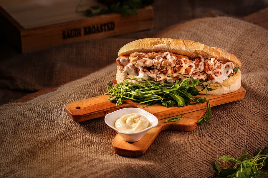 entrepà, fusta, tallar, pissarra, pa, torrat, deliciós, sopar, menjar, dinar, carn, saborós, menjar i beguda, frescor, alimentació saludable, taula, vegetals, llest per menjar, natura morta, cap gent, benestar, a l'interior, vista d’angle alt, mida de la porció, material de fusta, menjar asiàtic, taula de tallar, menjar japonès, primer pla, centrar-se en primer pla, decorar, jute, esmorzar, 5K