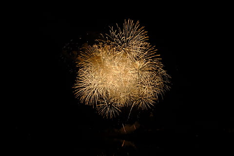 Feuerarbeit, Feuer, Arbeit, Feuerwerk, Licht, Nacht-, Feier, Bewegung, Veranstaltung, Kunst, Kultur und Unterhaltung, beleuchtet, keine Leute, explodiert, Natur, Langzeitbelichtung, glühend, kopieren sie platz, Himmel, Studioaufnahme, Bewegungsunschärfe, dunkel, Feuerwerk - künstliches Objekt, Licht - natürliches Phänomen, schwarzer Hintergrund, 4K, CC0, gemeinfrei, lizenzfrei