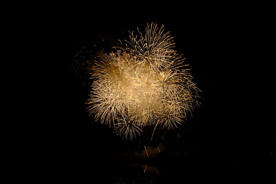 Feuerarbeit, Feuer, Arbeit, Feuerwerk, Licht, Nacht-, Feier, Bewegung, Veranstaltung, Kunst, Kultur und Unterhaltung, beleuchtet, keine Leute, explodiert, Natur, Langzeitbelichtung, glühend, kopieren sie platz, Himmel, Studioaufnahme, Bewegungsunschärfe, dunkel, Feuerwerk - künstliches Objekt, Licht - natürliches Phänomen, schwarzer Hintergrund, 4K