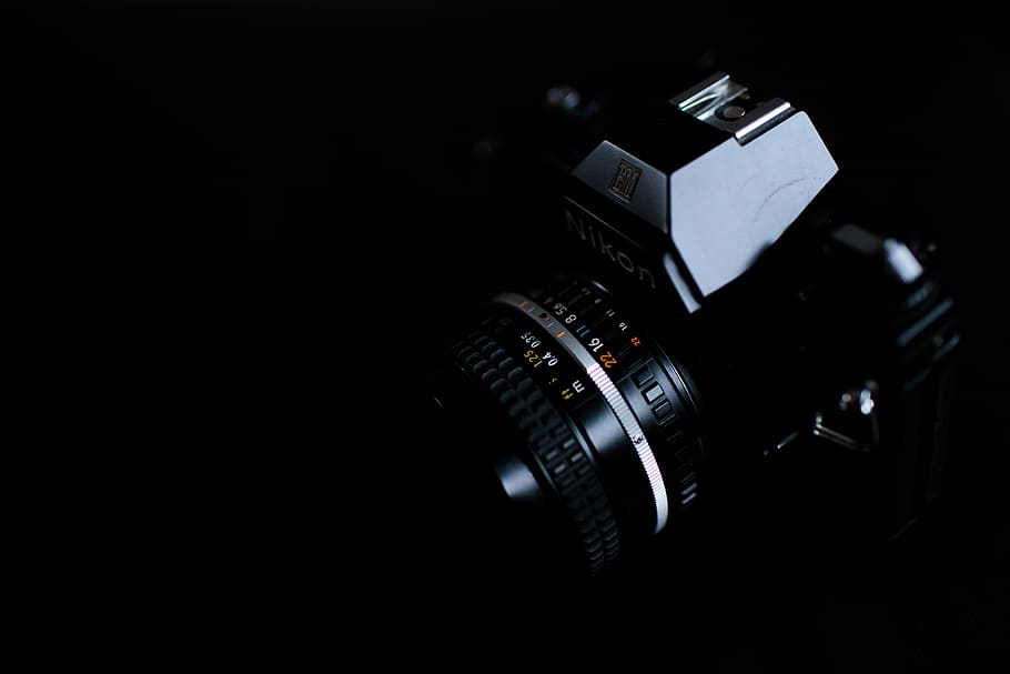 càmera dslr negra, càmera, electrònica, càmera digital, lent de la càmera, càmera de vídeo, tapa de lent, teclat, adaptador, flor, gladiols, planta, llanterna, llum, pantalla, cilindre, dit, maquinari, text, document, tecnologia, temes de fotografia, càmera - equip fotogràfic, equip fotogràfic, lent - instrument òptic, còpia espai, tir de l'estudi, a l'interior, primer pla, fons negre, cap gent, color negre, estil retro, equipament, modern, analògic, tallar, càmera slr, 5K