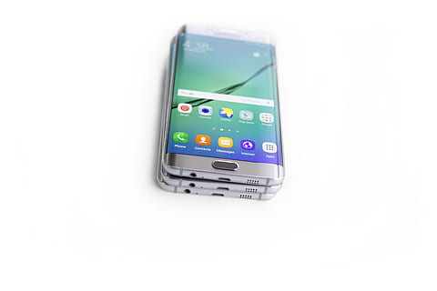 teknologi, dingser, kommunikasjon, datamaskin, smartphones, mobil, telefon, samsung, stable, bunke, skrivebord, hvit, fortsatt, bokeh, hvit bakgrunn, studio skudd, trådløs teknologi, forbindelse, smart telefon, skjære ut, bærbar informasjonsenhet, nærbilde, innendørs, ingen folk, kopiere plass, mobilapp, enkelt objekt, mobiltelefon, kunstkultur og underholdning, internett, tekst, e-handel, datamaskinikon, tastatur, 5K, CC0, offentlig domene, opphavsrett gratis