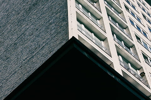 edificio in cemento, architettura, sfondo, bloccare, costruire, costruzione, attività commerciale, cemento, centro, città, colore, commerciale, calcestruzzo, contemporaneo, aziendale, società, design, quartiere, bordo, pari, tenuta, esterno, facciata, finanziario, bicchiere, alto, Casa, industria, moderno, nuovo, ufficio, pannello, modello, prospettiva, riflessione, acciaio, struttura, tecnologia, Torre, urbano, vista, finestra, finestre, lavoro, struttura costruita, esterno dell'edificio, nessuno, giorno, quartiere residenziale, all'aperto, Inquadratura dal basso, natura, fotogramma intero, avvicinamento, tetto, angolo, appartamento, caratteristica della parete, 4K, CC0, dominio pubblico, privo di copyright
