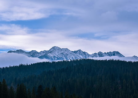 vuoret, katettu, lumi, päivä-, taivas, pilvi, vuori, huippu, sumu, metsä, puu, maisema, luonto, mountainscape, pilvinen, tumma, sininen, haalistuneet, erämaa, vaeltaa, vaellushalu, matkustaa, tapetti, maisemat - luonto, ympäristö, kauneus luonnossa, pilvi - taivas, tyyneys, kasvi, vuorijono, rauhallinen kohtaus, ei-kaupunkikuvia, maa, ei ihmisiä, mänty, havupuu, mäntymetsät, vuorenhuippu, lumiset vuoret, 4K, CC0, public domain, rojaltivapaa