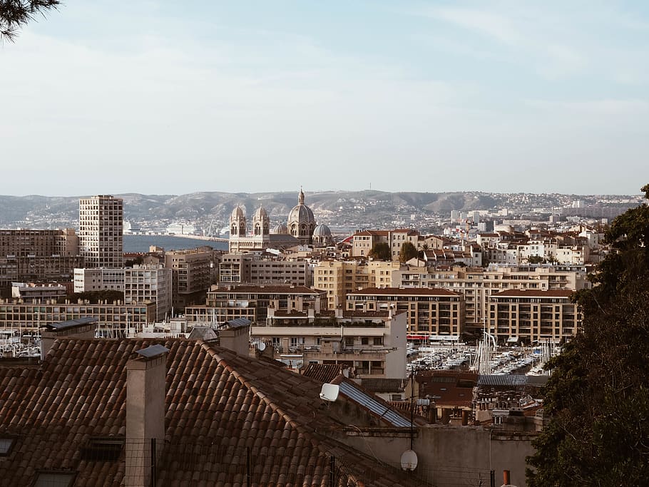 aèria, vista, marró, concret, edificis, arquitectura, xemeneies, Església, ciutat, vista sobre la ciutat, la llum del dia, França, cases, paisatge, marseille, panorama, sostre, cel, horitzó, vista superior, turisme, urbà, exterior de l'edifici, estructura construïda, paisatge urbà, edifici, ple de gent, barri residencial, multitud, naturalesa, vista d’angle alt, dia, comunitat, destinacions de viatge, núvol - cel, a l'aire lliure, religió, exterior d’edifici d’oficines, gratacels, fletxa, 4K