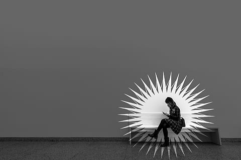 lezen, studeren, aan het leren, opleiding, informatie, onderwijs, leren, studies, geconcentreerd, concentratie, een persoon, kopie ruimte, volledige lengte, echte mensen, levensstijlen, binnenshuis, vrijetijdsbesteding, natuur, achteraanzicht, witte kleur, dag, heldere lucht, jonge volwassene, architectuur, vrouw, patroon, staand, ingebouwde structuur, menselijke arm, engel, opgeheven armen, 2K, CC0, publiek domein, royaltyvrij