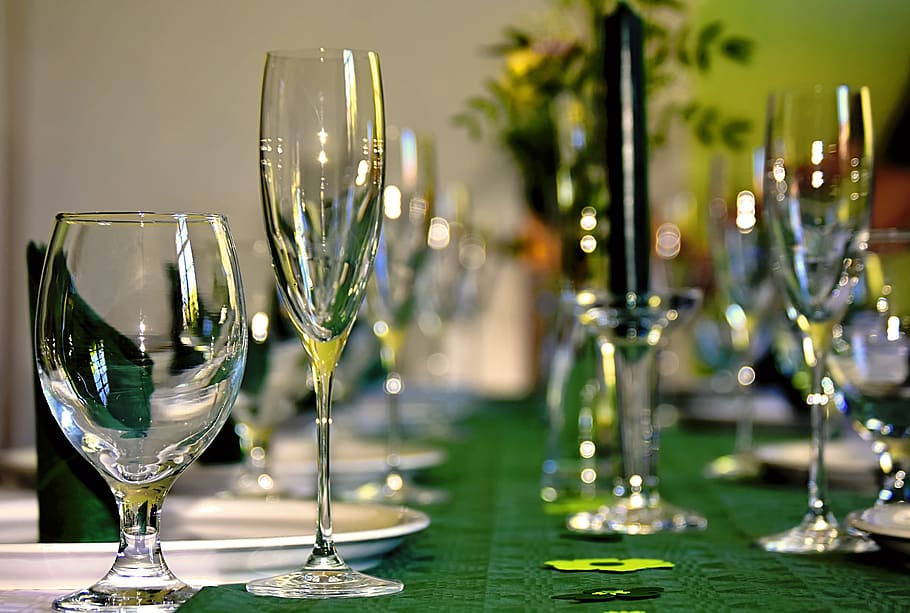 taula gedeckter, pissarra, vaixella, gots, placa, tovallons, festiu, taula fixa, taula, celebració, Festival, coberta, taula de banquets, decoració de taula, coberts, festa, verd, Copa de vi, vidre, vi, alcohol, refresc, beure, equipament per a la llar, menjar i beguda, vidre - material, copa, flauta de xampany, transparent, centrar-se en primer pla, cap gent, elegància, xampany, luxe, primer pla, configuració, 5K