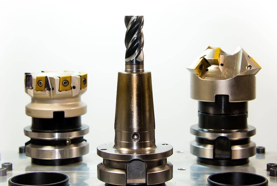 grau-schwarzer Steckschlüssel, cnc, CNC-Maschine, Bohren, Bohrkopf, Industrie, Drehbank, Maschine, Herstellung, Mechanik, Metall, Metallkonstruktion, Metallbearbeitung, Mahlen, Fräse, Runden, Technologie, Werkzeug, Studioaufnahme, keine Leute, drinnen, Nahansicht, weißer Hintergrund, Gruppe von Objekten, Stillleben, Geschäft, große gruppe von gegenständen, Gruppe, Maschinenteil, silberfarben, Wahl, Variation, Maschinen, Münze, Reichtum, Leistung, 2K