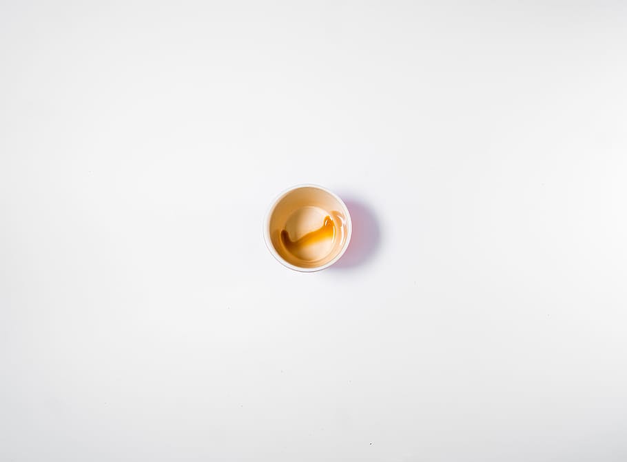 blanc, tassa, ple, marró, líquid, tassa de cafè, cafè, buit, tassa buida, tir de l'estudi, cap gent, còpia espai, sol objecte, a l'interior, primer pla, fons blanc, directament a sobre, senzillesa, medicina, pastilla, Color blanc, tirar, aigua, salut i medicina, bellesa, forma, seguretat, cura del cos, puresa, blob, 5K