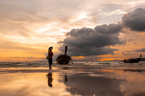 Landschaft, Mensch, Person, Transport, Fahrzeug, Boot, Jet Ski, Wasserfahrzeug, Schiff, Sonnenlicht, Silhouette, Himmel, Natur, draußen, Freizeitaktivitäten, Abenteuer, roter Himmel, Dämmerung, Sonnenuntergang, Schlauchboot, Wasser, wolke - himmel, Meer, Schönheit in der Natur, Reflexion, orange Farbe, eine Person, Szenen - Natur, Stehen, Männer, echte Menschen, Strand, Land, in voller Länge, Horizont über Wasser, 4K, CC0, gemeinfrei, lizenzfrei