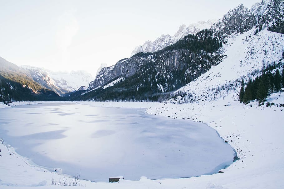 Landschaftsfoto, See, umgeben, Schnee, Höhe, Wolken, kalt, Tageslicht, Frost, gefroren, gefrorener See, hoch, Eis, Landschaft, Gipfel, Berge, Natur, szenisch, Himmel, Bäume, Wasser, Winter, kalte Temperatur, Berg, Schönheit in der Natur, Ruhe, Szenen - Natur, ruhige Szene, Gebirge, Umgebung, Tag, keine Leute, Nicht-städtische Szene, Abdeckung, Pflanze, schneebedeckter Berg, weiße Farbe, 5K