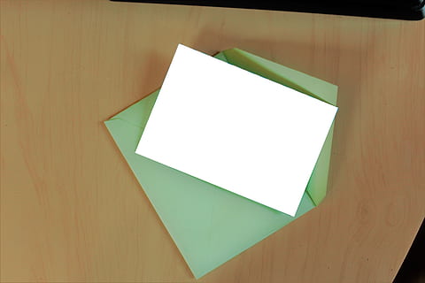 pusty, papier, słupek, Poczta, karton, zaproszenie, projekt, koperta, biały, Zielony, stół, wewnątrz, drewno - materiał, żadnych ludzi, kopia przestrzeń, porozumiewanie się, kształt geometryczny, zbliżenie, zielony kolor, kształt, biały kolor, znak, wiadomość, funkcja budowy ścian, wysoki kąt widzenia, martwa natura, 5K, CC0, domena publiczna, darmowe zdjęcia