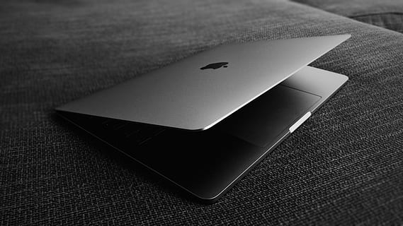 macbook, Mela, divano, popolare, superiore, freddo, moda, tendenza, pc, il computer portatile, computer, iphone x, tavolo, avvicinamento, natura morta, in casa, gioco d'azzardo, nessuno, vista dall'alto, fortuna, cultura artistica e intrattenimento, tecnologia wireless, comunicazione, rilassamento, carte, giochi di svago, tessile, carta, tecnologia, connessione, semplicità, 4K, CC0, dominio pubblico, privo di copyright