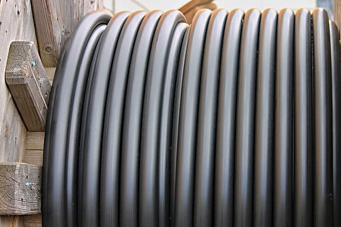 tamburo per cavi, cavi sotterranei, cavo di alimentazione, mestiere, costruzione, Elektrik, elettricità, linea elettrica, cavo, Anlagentechnik, tecnologia, Linee, posto, lavori di costruzione, legna, imbarazzato, tamburo, linea di rete, costruzione della strada, arrotolato, rotolare via, cablaggio elettrico, rotolo, lavoro, metallo, in casa, nessuno, termosifone, avvicinamento, modello, attività commerciale, industria, grande gruppo di oggetti, abbondanza, di fila, preparativi, sospeso, fabbrica, memorizzare, calore - temperatura, ripetizione, color argento, filo, acciaio, lega, 4K, CC0, dominio pubblico, privo di copyright
