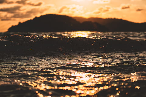 ola, Dom, agua, montaña, paisaje de nubes, naranja, puesta de sol, amanecer, paisaje, chapoteo, al aire libre, naturaleza, playa, costa, apuntalar, mar, verano, oscuridad, luz del sol, línea costera, reflexión, belleza en la naturaleza, scenics, cielo, color naranja, amarillo, amanecer - amanecer, marina, antecedentes, escena tranquila, nadie, luz - fenómeno natural, vacaciones, noche, color dorado, azul, nube - cielo, crepúsculo, color vibrante, brillante, imagen en color, horizonte sobre el agua, el borde del agua, 4K, CC0, dominio público, libre de derechos