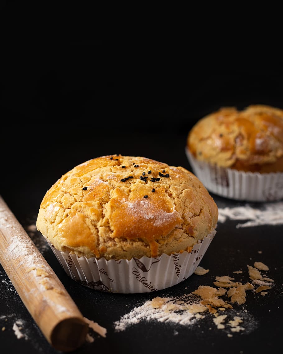 muffin marró, menjar i beguda, menjar, frescor, menjar dolç, indulgència, al forn, fons negre, a l'interior, llest per menjar, tir de l'estudi, natura morta, muffin, dolç, temptació, cupcake, postres, cap gent, menjar poc saludable, primer pla, pastís, titular de cupcake, berenar, 4K