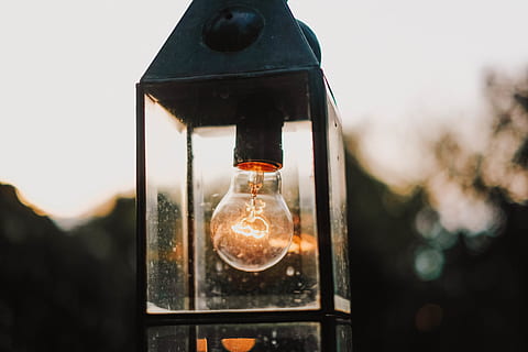 selettivo, fotografia a fuoco, lampadina accesa, sfocatura, chiaro, avvicinamento, contenitore, design, elettrico, elettricità, energia, bicchiere, oggetti di vetro, illuminato, incandescente, lampada, lanterna, luce, lampadina, lampione, tecnologia, Vintage ▾, vetro - materiale, trasparente, attrezzatura per l'illuminazione, nessuno, concentrarsi sulle conoscenze acquisite, filamento, luce elettrica, all'aperto, sospeso, cielo, finestra, giorno, natura morta, natura, lampada elettrica, 5K