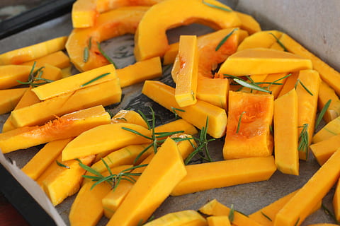 felie squash lot, alimente, mancare si bautura, vegetal, prospeţime, mâncat sănătos, bunăstare, galben, a închide, vedere în unghi mare, grup mare de obiecte, nici o persoana, culoare portocalie, felie, rădăcină de legume, selectiv, morcov, natură moartă, abundenţă, în interior, recipient, tocat, gustare, tavă, mancare vegetariana, 2K, CC0, domeniu public, fără drepturi de autor